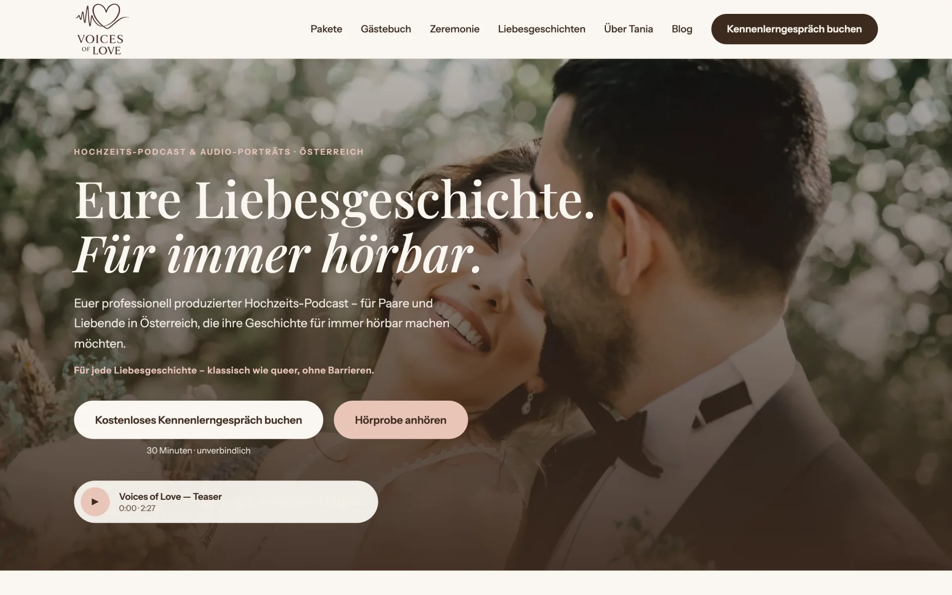Startansicht der Website voicesoflove.at mit Wortmarke und Kopfbereich