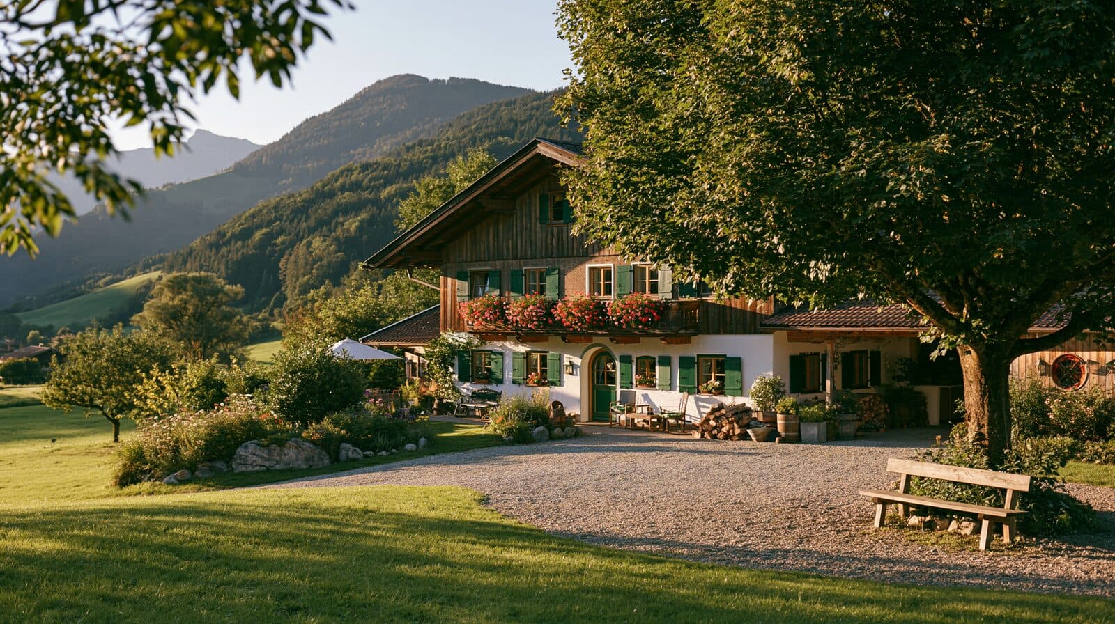 Gasthof zur grünen Weide im Abendlicht, davor Wiese und Kastanie